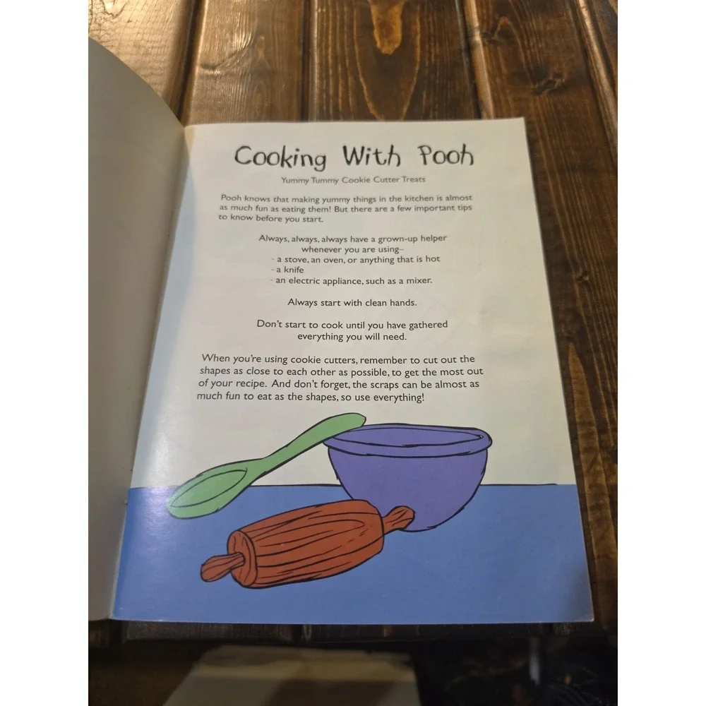 Cooking with Pooh : Yummy Tummy Cookie Cutter Treats, with Four C